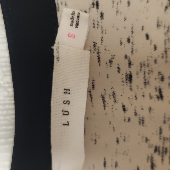 Lush Women's Cream/Black  V-Neck Trim Speckled Pattern Tunic Blouse Size S - Picture 6 of 15